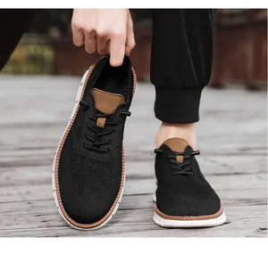 Nahaufnahme detailreicher atmungsaktiver schwarzer Strick-Loafer für Herren im Freien
