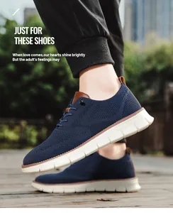 Detalle de mocasines de malla azul marino transpirables para hombre en exteriores