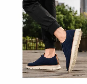 Primer plano lateral de mocasines de malla azul marino transpirables para hombre