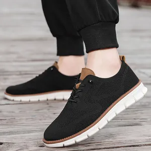 Mocasines ligeros y transpirables para hombre con malla negra y suela blanca gruesa