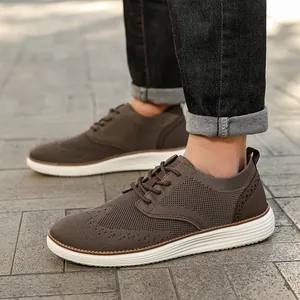 Atmungsaktive braune Fly-Knit Freizeitschuhe für Herren mit Brogue-Detail und weißer Sohle