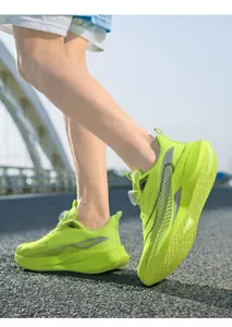 Action de chaussures de course en maille vert fluo avec semelles épaisses sur le trottoir.