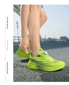 Vue détaillée des chaussures de course pour hommes vert fluo avec laçage BOA rapide.