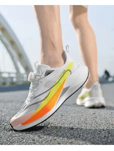 Vue détaillée d'une chaussure de course légère avec mesh respirant et système rotatif