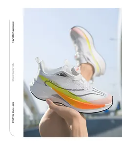 Chaussures de course en maille blanche légère avec accents orange et boucle rotative.