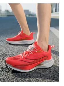 Chaussures de course rouges légères avec maille respirante et cadran de laçage rotatif