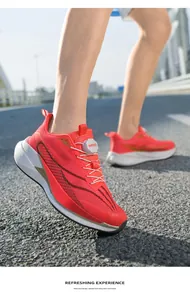 Vue détaillée de chaussures de course rouges avec maille et système de laçage à cadran
