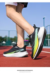 Chaussures de course légères en mesh pour hommes et femmes sur une piste de course.