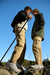 Détail de chaussures de randonnée grises sur terrain montagneux