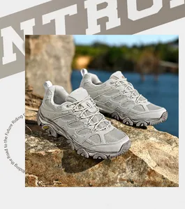 Chaussures de trekking grises pour hommes et femmes sur un terrain rocheux naturel