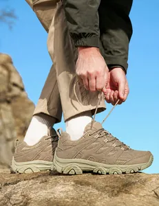 Détails rapprochés de chaussures de randonnée kaki avec mesh respirant et semelles robustes
