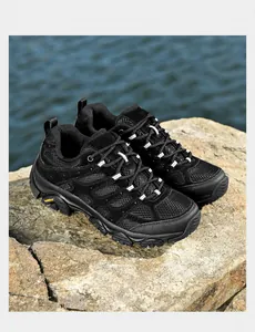 Chaussures de randonnée noires avec mesh respirant et semelle robuste sur rocher.