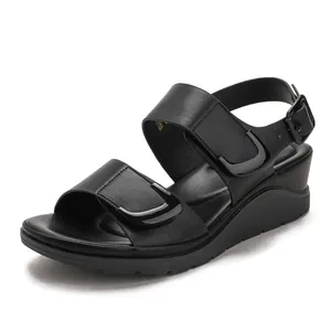 Bequeme schwarze Bohemian Keilsandaletten mit verstellbaren Klettverschlussriemen