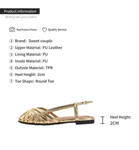 Detailansicht goldener römischer flacher Sandalen mit Kreuzriemen und 2cm Absatzdaten.