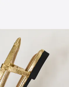 Detailansicht des 2 cm hohen Absatzes der goldenen flachen Sandalen im römischen Stil