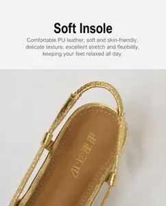 Detailaufnahme der weichen Latex-Innensohle bei flachen Metallic-Gold-Sandalen