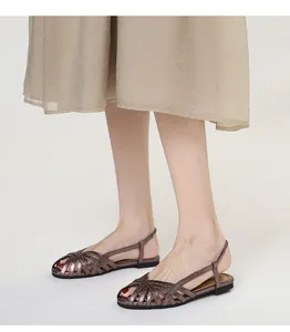 Elegante metallisch orangefarbene Römersandalen mit Kreuzriemen und offenem Zehenbereich