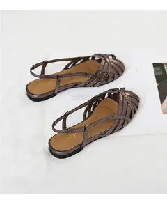 Detailansicht der flachen Römersandalen in Metallic mit Überkreuzriemen und Slingback-Design