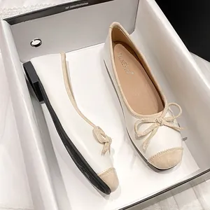 Eleganti ballerine bianco off-white a punta quadrata con fiocco e design bicolore