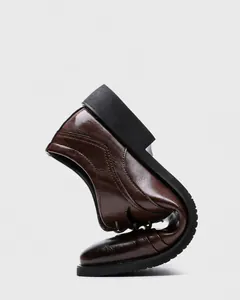 Scarpa stringata flessibile da uomo in pelle marrone piegata per mostrare il comfort