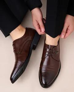 Scarpe oxford classiche da uomo in pelle marrone per un ambiente di lavoro professionale