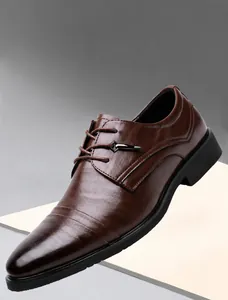 Dettaglio di scarpe eleganti marroni da uomo in pelle con lacci e punta appuntita