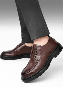 Dettaglio di eleganti scarpe stringate in pelle marrone da uomo business casual