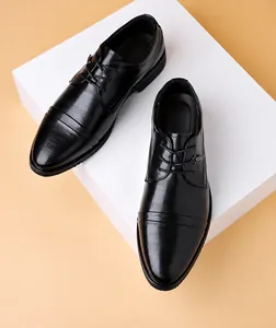 Dettaglio professionale di scarpe eleganti stringate nere da uomo su base bianca