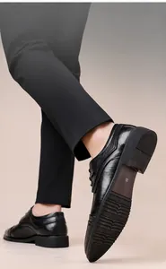 Dettaglio di scarpe casual in pelle nera con punta a punta e chiusura stringata