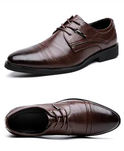 Vista dettagliata di scarpe eleganti marroni da uomo con motivo a rilievo