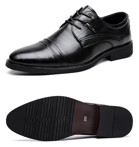 Dettaglio di scarpe eleganti da uomo in pelle nera goffrata con suola in gomma antiscivolo