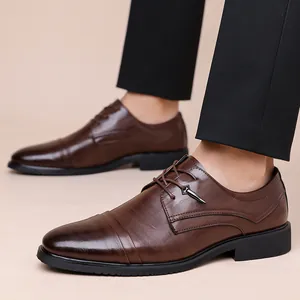 Scarpe classiche da uomo in pelle marrone per affari con dettagli in rilievo eleganti