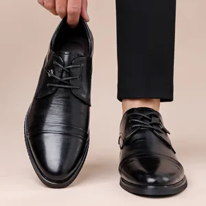 Scarpe stringate da uomo in pelle nera per ufficio con elegante punta affilata