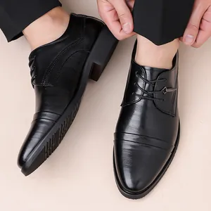 Scarpe eleganti da uomo nere business casual con punta appuntita e stringate