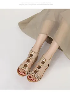 Vista detallada de sandalias romanas con cuña beige y adornos de madera