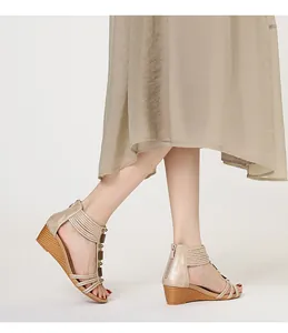 Vista lateral de elegantes sandalias de cuña champán con tiras múltiples y cremallera