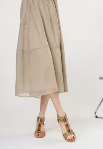 Detalle de las sandalias de cuña de estilo romano caqui con cremallera en la espalda