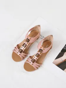 Vista superior de sandalias de cuña rosas con detalles de madera y cremallera atrás