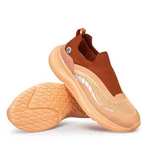 Ademende oranje instapsneakers met zacht gebreid bovenwerk en zool