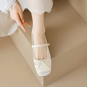 Elegantes bailarinas Mary Jane crema con detalle de lazo y punta cuadrada