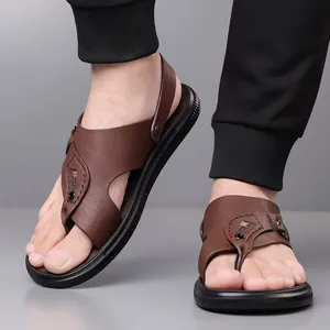 Braune Herren-Sandalen und Zehentrenner mit weicher rutschfester Sohle für Strand und Freizeit.