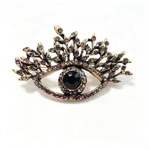 Vue détaillée d'une broche œil vintage en alliage avec strass violets et noirs