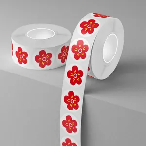 Primer plano de rollos de pegatinas de premio con flores rojas para niños en gris
