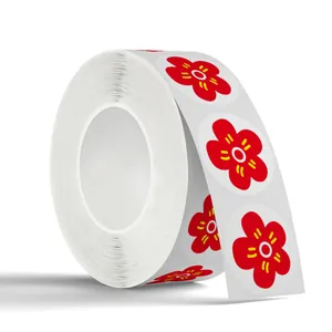 Primer plano de un rollo de pegatinas de recompensa con flores rojas para niños