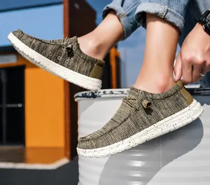 Nahaufnahme von lässigen khakifarbenen Herren-Loafers mit gesprenkelter Sohle