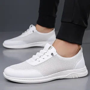 Baskets en maille blanche pour hommes avec un design à enfiler léger et très respirant