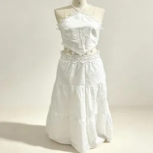 Set bianco due pezzi con top all'americana in pizzo e gonna lunga a balze su manichino