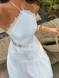 Primo piano dettagliato dell'elegante set bianco con top in pizzo e gonna a balze