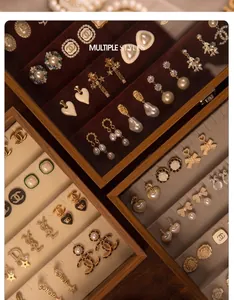 Elegante joyero de gran capacidad con múltiples ranuras forradas de terciopelo para pendientes
