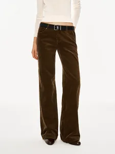 Gros plan sur un pantalon en velours côtelé marron vintage pour femme avec ceinture